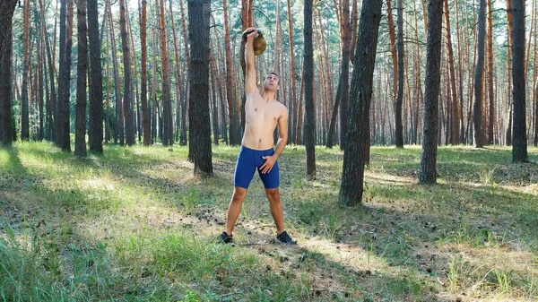 Fiatal Atlétikai Férfi Csupasz Meztelen Felsőtesttel Súlyzókkal Végez Erőgyakorlatokat Ami — Stock Fotó