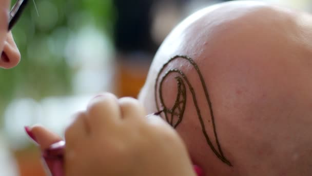 Primer Plano Ejecución Maestro Artista Mehendi Tatuaje Una Foto Henna — Vídeos de Stock