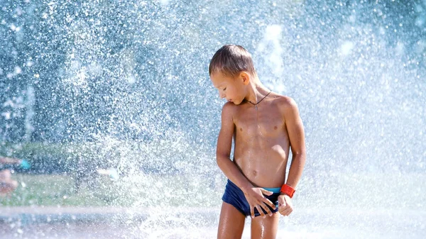 Garoto Animado Sete Anos Divertindo Entre Jatos Água Fonte Corra — Fotografia de Stock