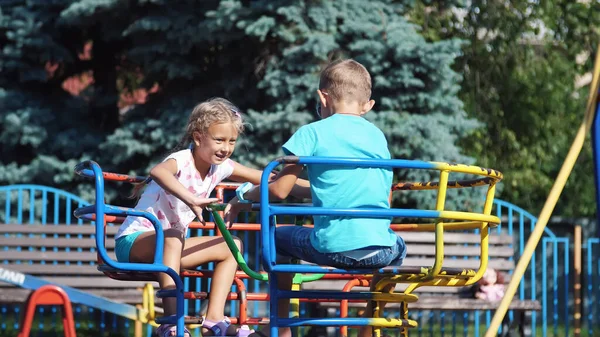 炎热的夏天 快乐的孩子们 一个女孩和一个7岁的男孩 骑在秋千上 慢动作快乐快乐的童年 高质量的照片 — 图库照片