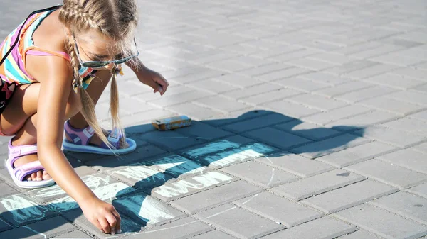 Güneş Gözlüklü Bir Kız Asfalta Renkli Boya Kalemleri Çiziyor Sokak — Stok fotoğraf