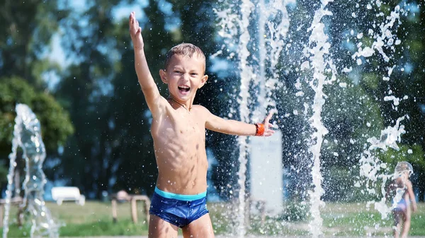 在炎热的夏天 一个兴奋的7岁男孩在水上飞机 跑来跑去 夏天在城里 慢动作高质量的照片 — 图库照片