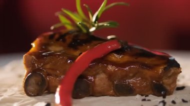 Et. Izgara kaburga. Üst Manzara. Izgara sulu domuz pirzolası, kokulu biberiye, acı biber ve baharatla süslenmiş, pide ekmeğinde. Döndürme. Şeften bir tabak. restoran mutfağı.