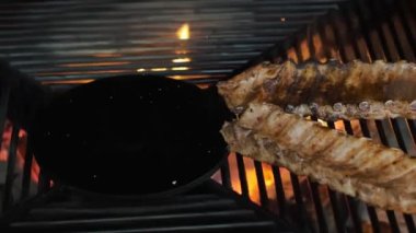 Izgara et. Sulu domuz pirzolası ızgarada kızartılır. Lokanta mutfağında ızgara ızgara olur. Barbekü, barbekü, ızgara.