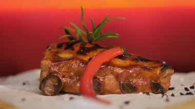 Et. Izgara kaburga. Izgara sulu domuz pirzolası, kokulu biberiye, acı biber ve baharatla süslenmiş, pide ekmeğinde. Döndürme. Şeften bir tabak. Restoran mutfağı. Barbekü.