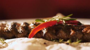 Et. Izgara kaburga. Üst Manzara. Izgara sulu domuz pirzolası, kokulu biberiye, acı biber ve baharatla süslenmiş, pide ekmeğinde. Döndürme. Şeften bir tabak. restoran mutfağı.