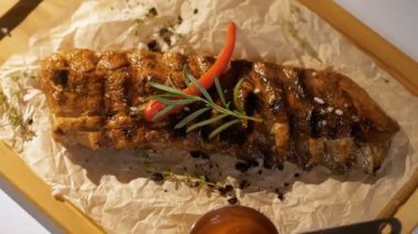 Et. Izgara kaburga. Üst Manzara. Izgara sulu domuz pirzolası, kokulu biberiye, acı biber ve baharatla süslenmiş, pide ekmeğinde. Döndürme. Restoran mutfağı. Barbekü.