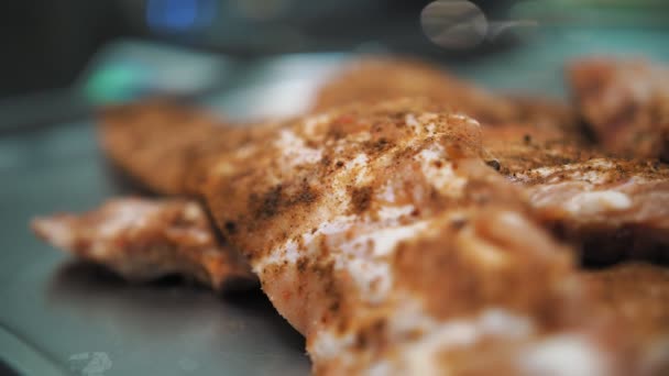 Matlagning Kött Revben Kryddor Närbild Köttet Marineras Kryddor Kryddor Bricka — Stockvideo