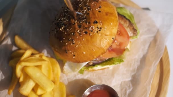 汉堡包 加薯条的汉堡包有肉 蔬菜和煎蛋的多汁汉堡包 加薯条和番茄酱的汉堡包 — 图库视频影像