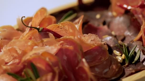 Kjøttforrett Matlagingsprosess Prosciutto Skinke Jamon Snacks Kjøttdeig Appetittende Skiver Iberisk – stockvideo