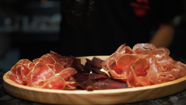 Kjøttforrett Matlagingsprosess Prosciutto Skinke Jamon Snacks Kjøttdeig Appetittende Skiver Iberisk – stockvideo