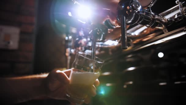 Barman Schenkt Bier Een Glas Close Zicht Barmans Hand Vullen — Stockvideo