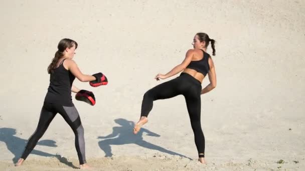 Dos Mujeres Atléticas Jóvenes Trajes Negros Fitness Dedican Par Hacer — Vídeos de Stock