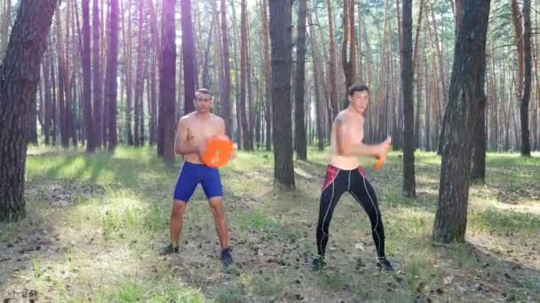 Jóvenes Deportistas Con Torsos Desnudos Desnudos Realizan Ejercicios Fuerza Con — Vídeo de stock