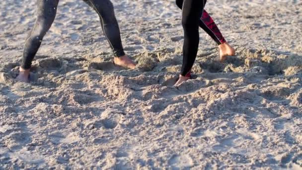 Крупным Планом Мужские Ноги Двигаются Песке Юные Спортсмены Дерутся Отрабатывают — стоковое видео