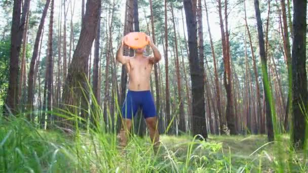 Hombre Atlético Joven Con Torso Desnudo Desnudo Realiza Ejercicios Fuerza — Vídeo de stock