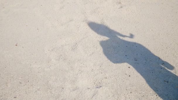 Στην Άμμο Μπορείτε Δείτε Σκιά Σιλουέτα Ενός Αθλητικού Κοριτσιού Που — Αρχείο Βίντεο