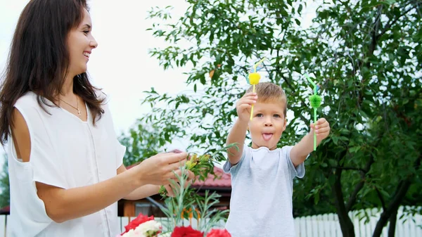 Summer Garden Slow Motion Mom Four Year Old Son Decorate — Stock Photo, Image