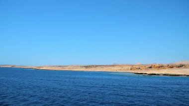 Yaz, deniz, güzel deniz manzarası. Dağlar ve deniz. Çöl ve denizin birleşimi. Yüksek kalite fotoğraf