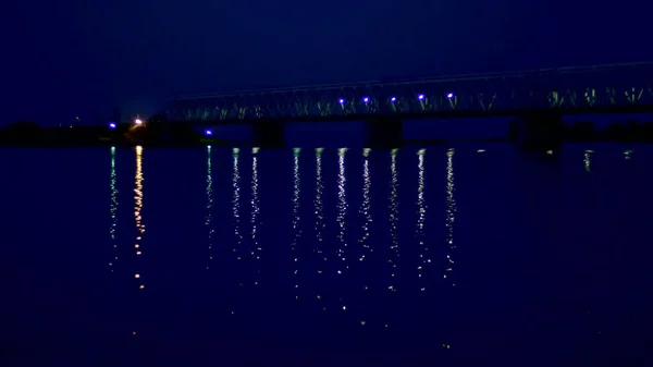 Night Water Bridge Its Lights Reflected Long Bridge River High — Stock Photo, Image