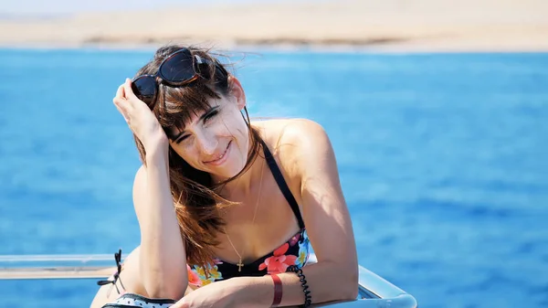 Sommer Meer Porträt Schöne Junge Brünette Frau Badeanzug Und Sonnenbrille — Stockfoto