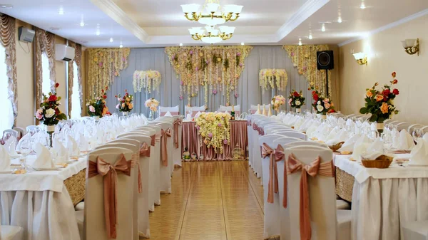 Свадебное Оформление Столов Ресторане Банкете Свадебные Украшения Настоящих Цветов Свадебные — стоковое фото