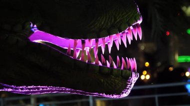 Dubai Garden Glow Park 'taki Dinozor Parkı, gece aydınlandı. Bir sürü farklı dinozor, canlı görünüyorlar. Yüksek kalite fotoğraf