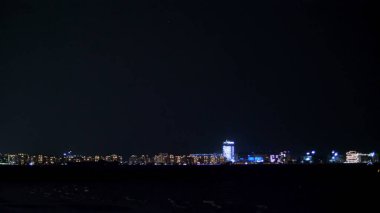 Dubai, BİRLİK ARAB EMIRATES, BAE - 20 Kasım 2017: Gece, çok uzakta, şehrin ışıklarını, gökdelenleri görebilirsiniz. Yüksek kalite fotoğraf