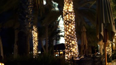 DUBAI, BİRLİK ARAB EMIRATES, BAE - 20 Kasım 2017: Hotel Jumeirah Al Qasr Madinat, Otelin gece manzarası, tüm ışıklar parlıyor. Yüksek kalite fotoğraf