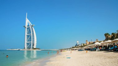 DUBAI, BİRLİK ARAB EMIRATES, BAE - 20 Kasım 2017: Otel Jumeirah Al Qasr, Burj al Arab yakınlarında. Lüks sahil manzarası ve Burj al Arab Oteli şeklindeki büyük yelkenli. Yüksek kalite fotoğraf