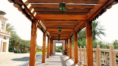 DUBAI, BİRLİK ARAB EMIRATES, BAE - 20 Kasım 2017: Hotel Jumeirah Al Qasr Madinat, Arapça fenerlerle süslenmiş ahşap bir çardak. Yüksek kalite fotoğraf