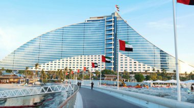 DUBAI, BİRLİK ARAB EMIRATES, UAE - 20 Kasım 2017: Burj al Arab yakınlarındaki Hotel JUMEIRAH Plaj Oteli. Otelin yakınındaki marinada bir sürü demirlemiş güzel yatlar var. Yüksek kalite fotoğraf