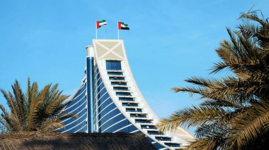 DUBAI, BİRLİK ARAB EMIRATES, UAE - 20 Kasım 2017: Burj al Arab yakınlarındaki Hotel JUMEIRAH Plaj Oteli. Yüksek kalite fotoğraf