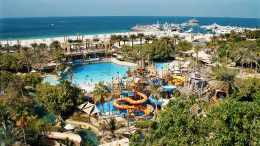 DUBAI, BİRLİK ARAB EMIRATES, BAE - 20 Kasım 2017: Burç al Arab 'ın yanındaki Jumeirah Al Naseem Oteli. Su parkı Wild Wadi, otelin bölgesindeki. Yüksek kalite fotoğraf