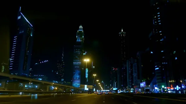 ドバイ アラブ首長国連邦 2017年11月20日 ドバイの夜の街 道路は懐中電灯で照らされています 多くの車 街全体が照明されており 移動タクシーからの眺め 高品質の写真 — ストック写真