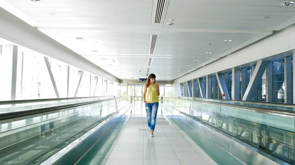 Mujer Caminando Entre Pasarelas Automáticas Metro Cruzando Usando Teléfono Medio — Foto de Stock