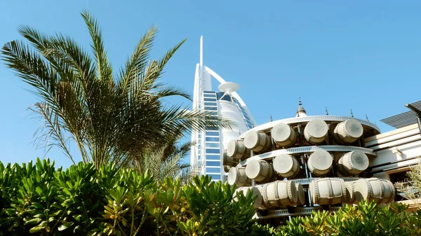 Dubai Strand Nászút Esküvő Felnőtt Gyönyörű Menyasszony Épület Vidám Pár — Stock Fotó