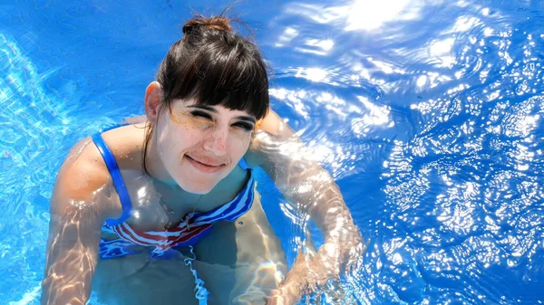 Lachende Vrouw Close Portret Het Zwembad Hoge Kwaliteit Foto — Stockfoto