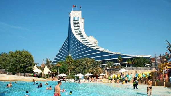 ドバイ アラブ首長国連邦 2017年11月20日 アラブ首長国連邦のブルジュ アラブ近郊にあるHotel Jumeirah Beach Hotel ウォーターパークワイルドワディは ホテル複合体の領土にあります ストック画像