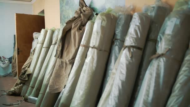 Roll Fabric Sewing Rolls Camouflage Fabric Sewing Workshop Fabric Warehouse — 图库视频影像