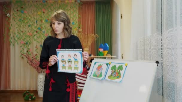 유치원에서는 창의적 수업이 있습니다 탁아소에 스토리 심리학자 어린이의 — 비디오
