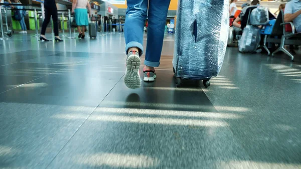 Közelkép Kilátás Női Lábak Tornacipőben Utazó Utas Csomagolt Bőröndjével Poggyász Stock Fotó