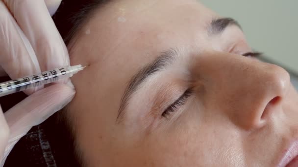 Close Doctor Protective Gloves Puts Beauty Injection Client Forehead Syringe — 图库视频影像