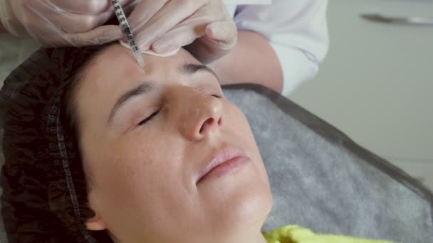 Close Doctor Protective Gloves Puts Beauty Injection Client Forehead Syringe — Vídeo de stock