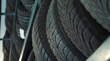 Lastik takıyorum. Otomatik kumanda. Otomobil servisinde, çeşitli türde araba lastikleri raflarda düzgünce sergilenir. Geniş bir lastik ve otomotiv yelpazesi. Lastik. Araba servisi. - Evet. Yüksek kalite 4k