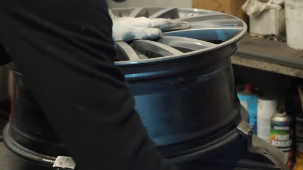 Reifen Autoservice Der Reifenservicemitarbeiter Bereitet Die Felge Für Die Reifenmontage — Stockvideo