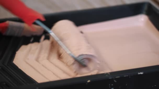 Фарбування Валиків Занурюючись Фарбу Прокатуючи Валик Спеціальний Пластиковий Лоток Підготовка — стокове відео