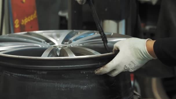 Montaż Opon Mechanik Pomocą Prasy Hydraulicznej Lub Mechanicznej Celu Usunięcia — Wideo stockowe