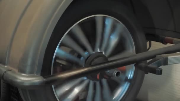 Tekerlek Dengesi Lastik Montajı Araba Servisi Yakın Plan Lastik Dükkanında — Stok video