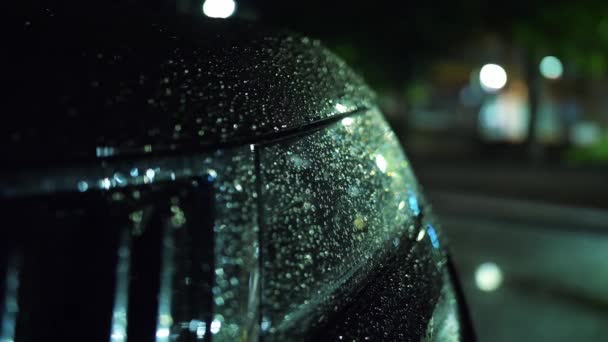 雨滴中的汽车前灯 夜晚的雨 降雨的特写 一拥而上的水淹没的道路 城市人行道上灯火通明 挤作一团 晚安夜市 — 图库视频影像